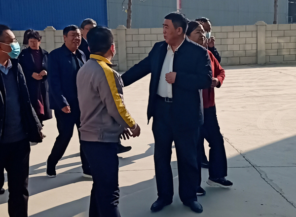 河南省農(nóng)業(yè)廳專家驗(yàn)收小組對(duì)蘭考花生基地及特香型花生油加工設(shè)備進(jìn)行綠色食品加工認(rèn)證驗(yàn)收